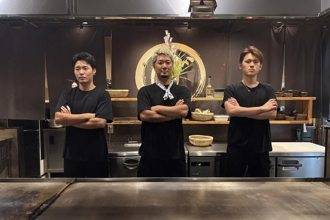 厨房の前に並ぶスタッフ3人