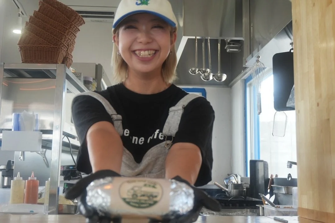 できあがった料理を手にするスタッフ