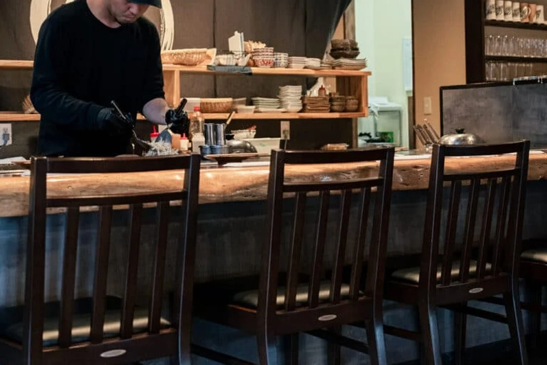 カウンター越しに調理する店内