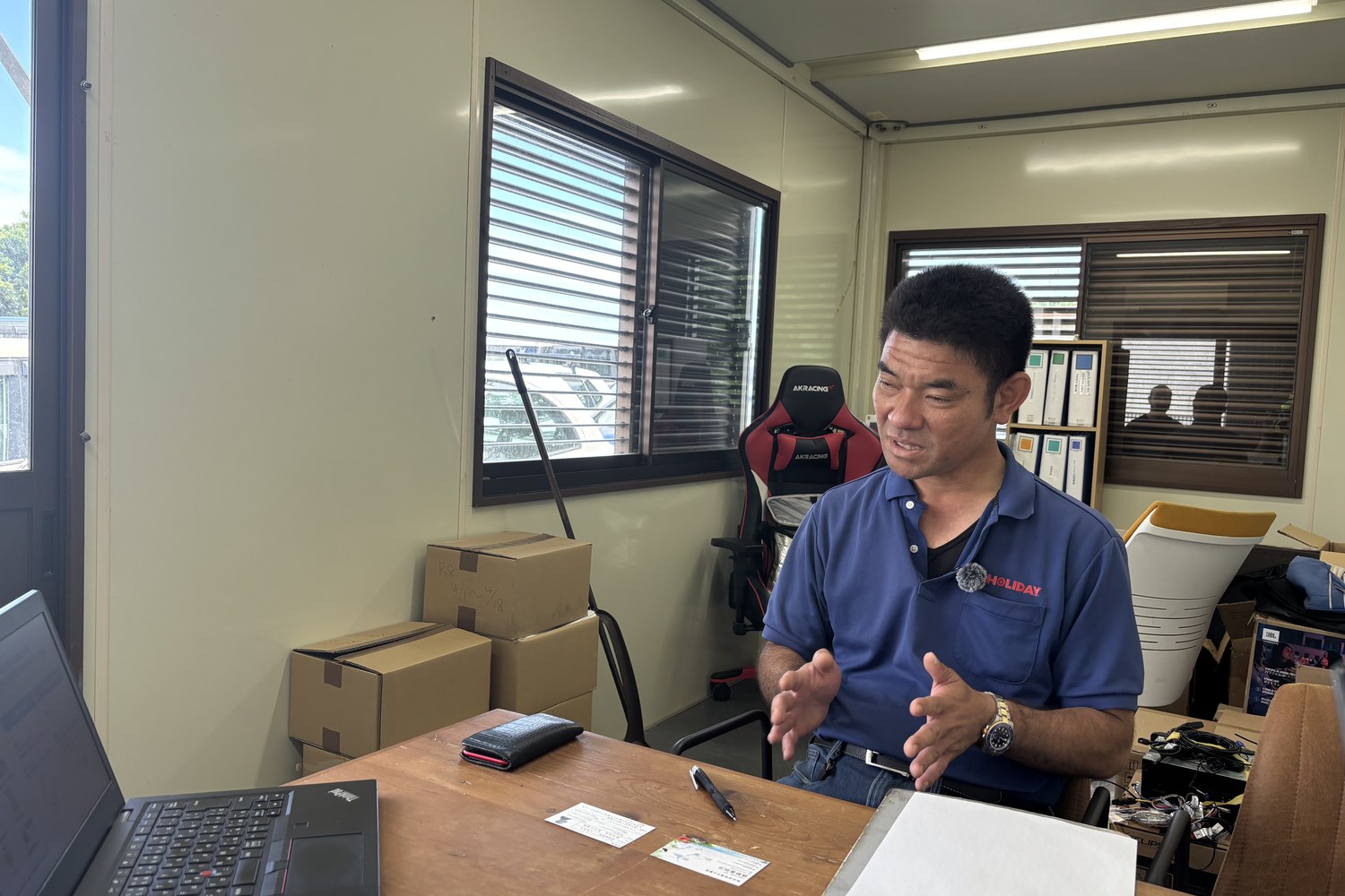 事務所で話す下地さん