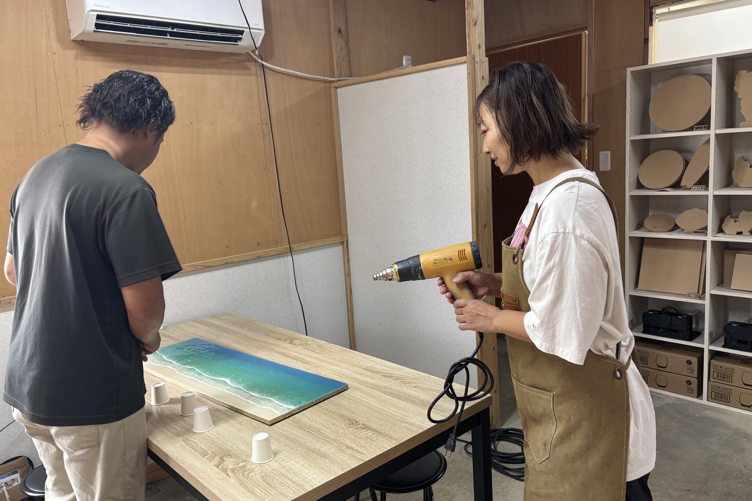 作業台とボードが置かれた工房