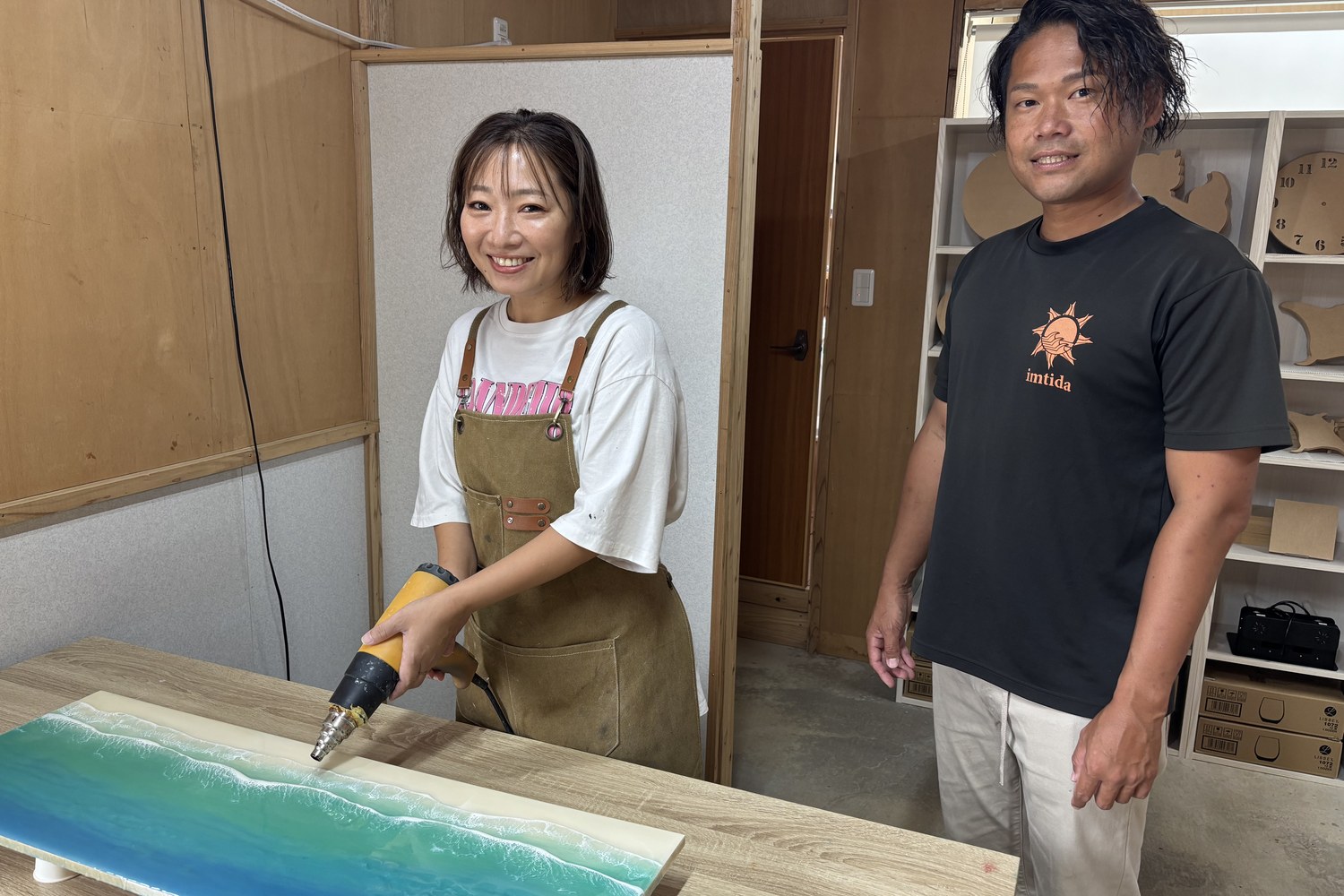工房で笑うスタッフと徳永さん