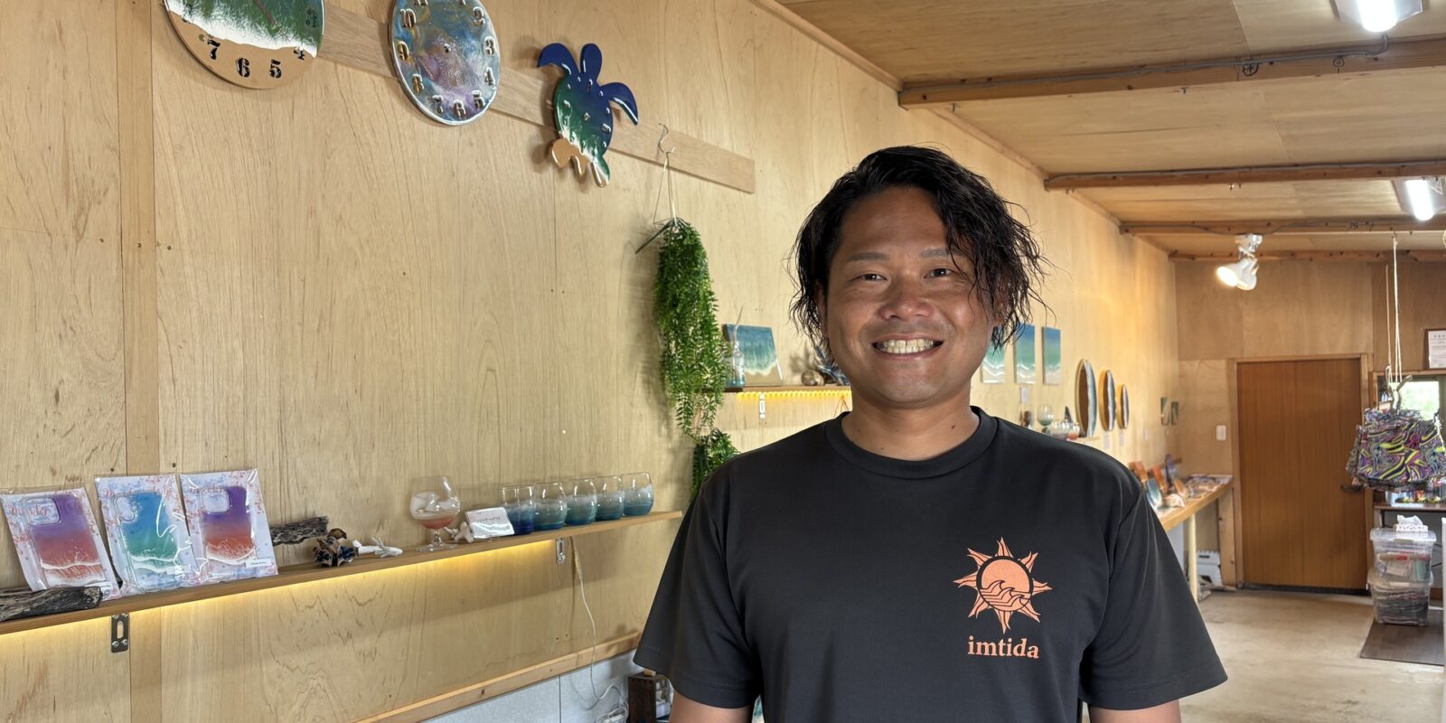 店舗に立つ徳永さん