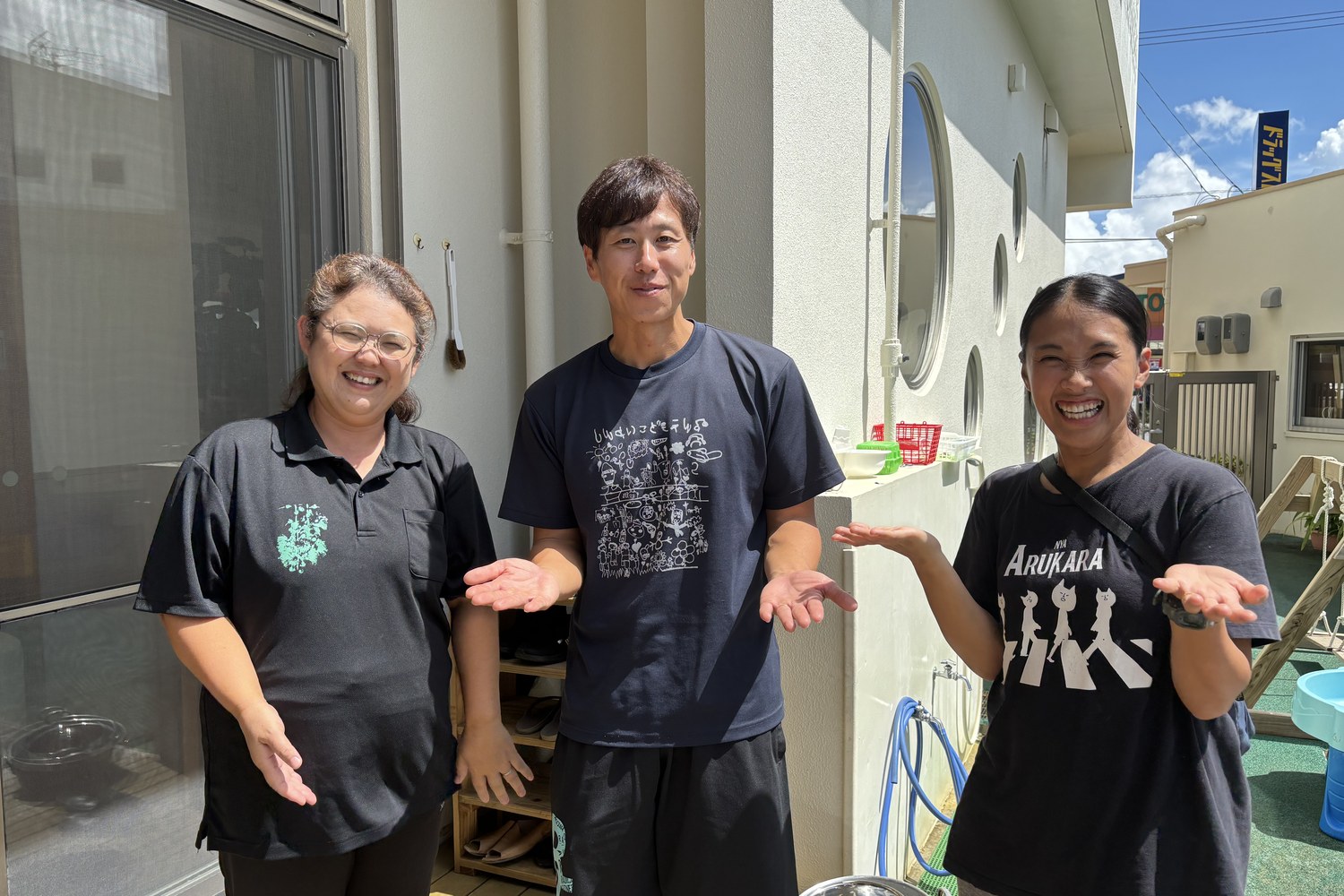 園舎の前に並ぶ荒巻さんと同僚2人