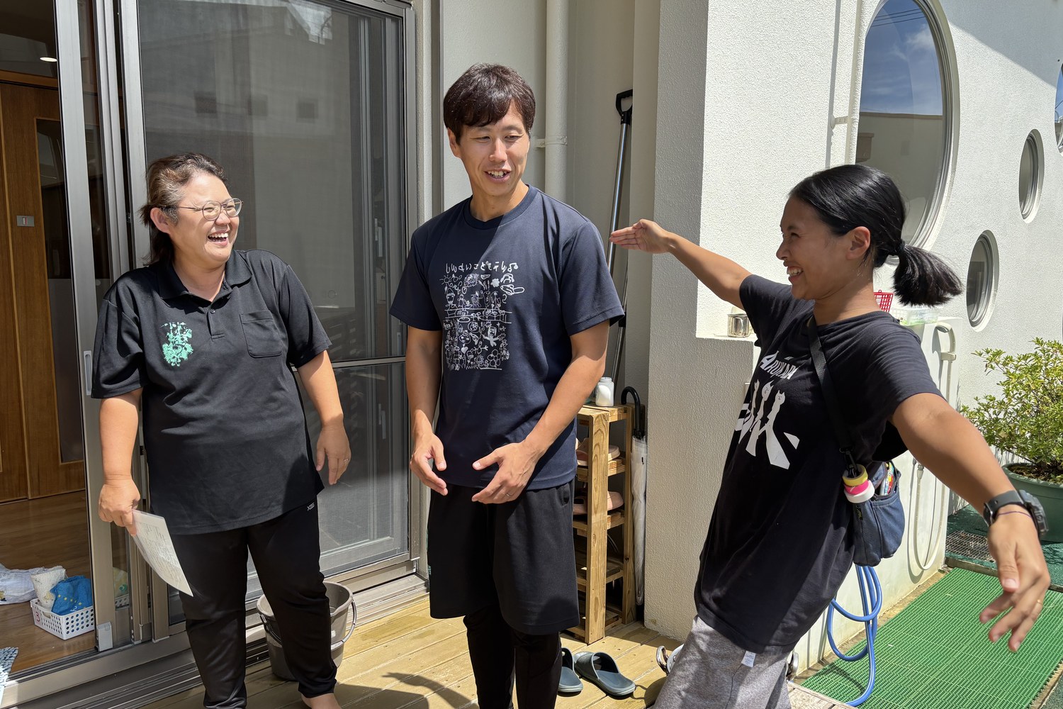 園庭の入口で話す3人