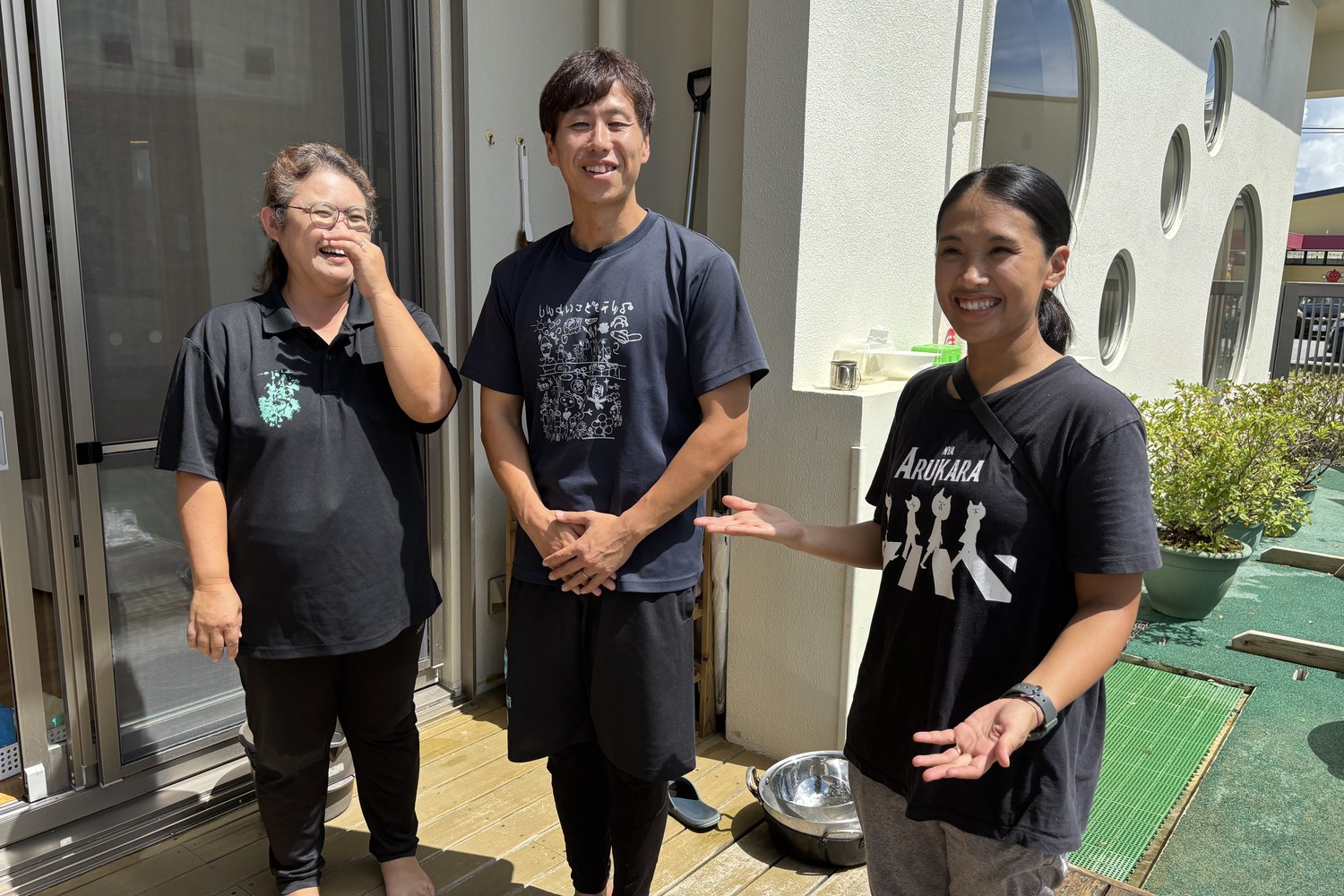 笑いながら並ぶ荒巻さんと同僚2人