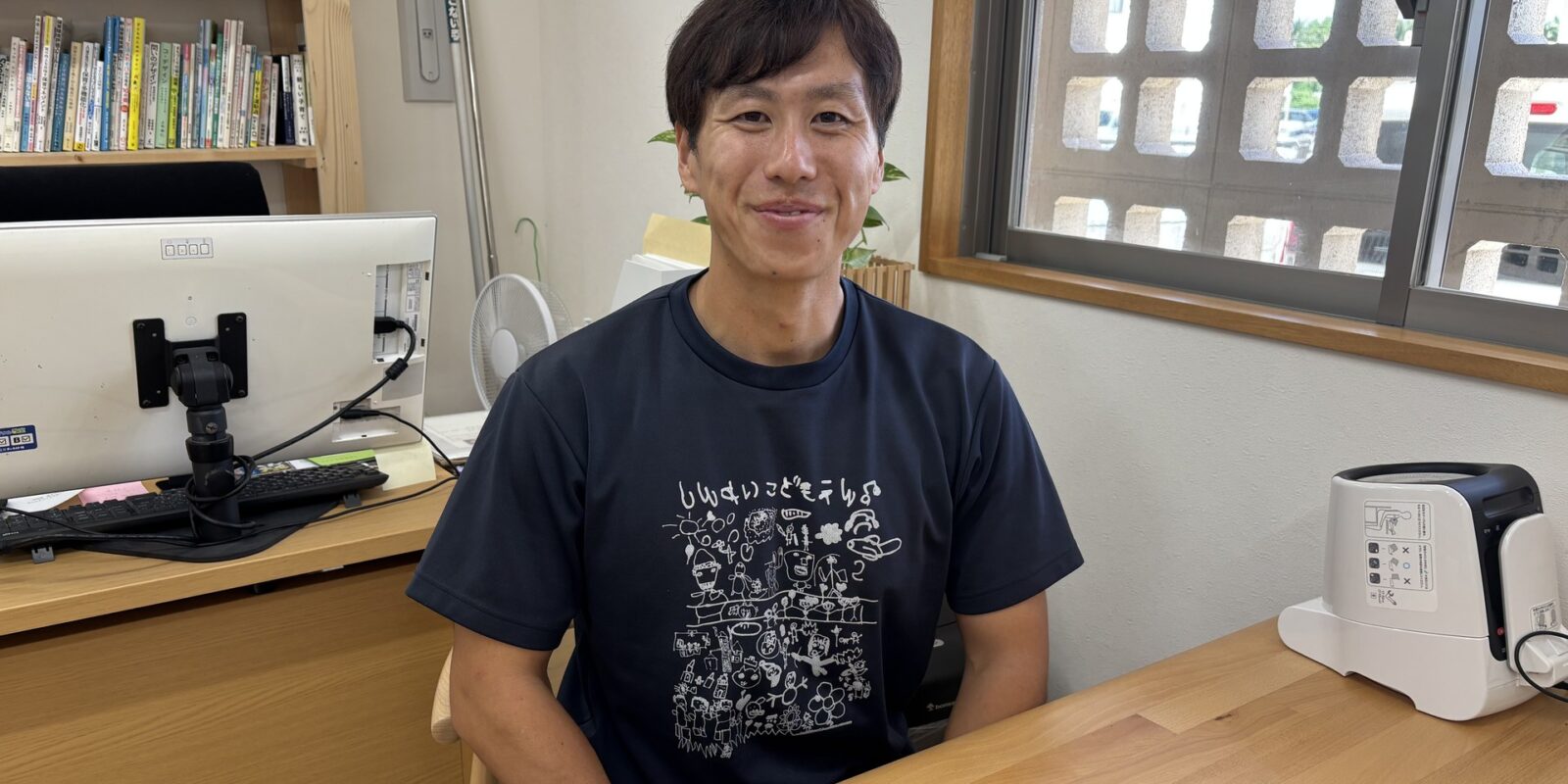 事務室で笑う荒巻さん