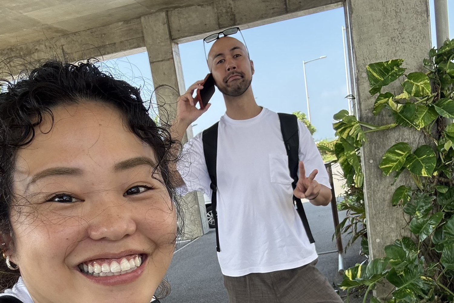 屋外で笑顔を見せる2人