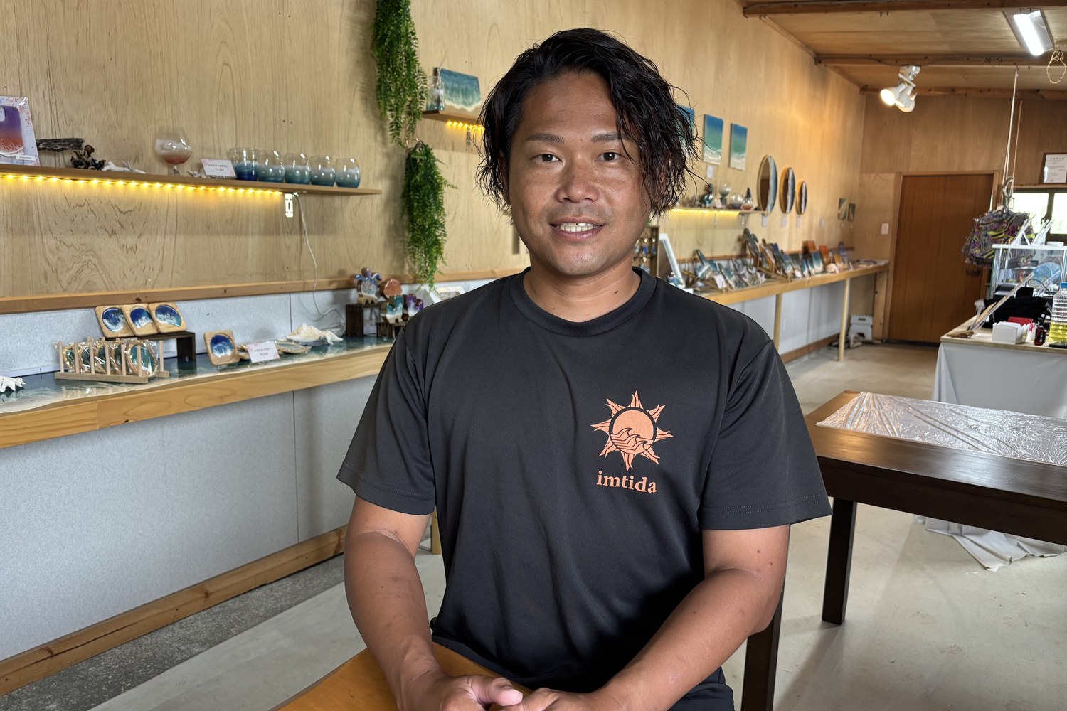 レジンアートの店舗で話す様子