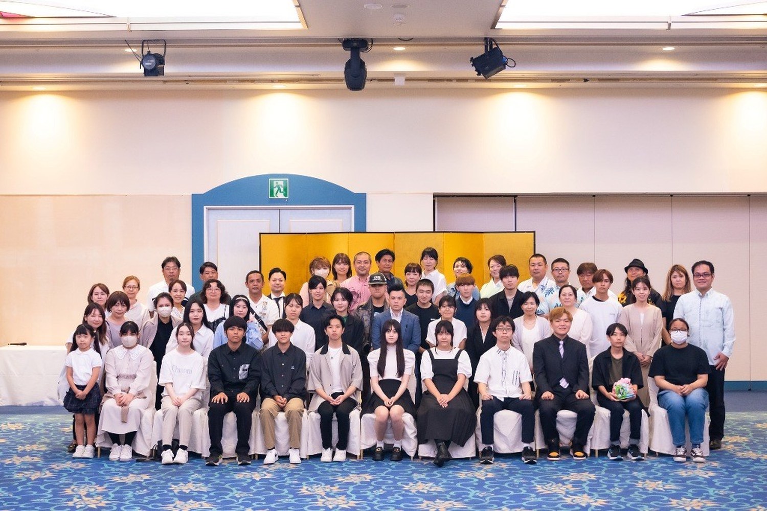 大勢が並んだ集合写真
