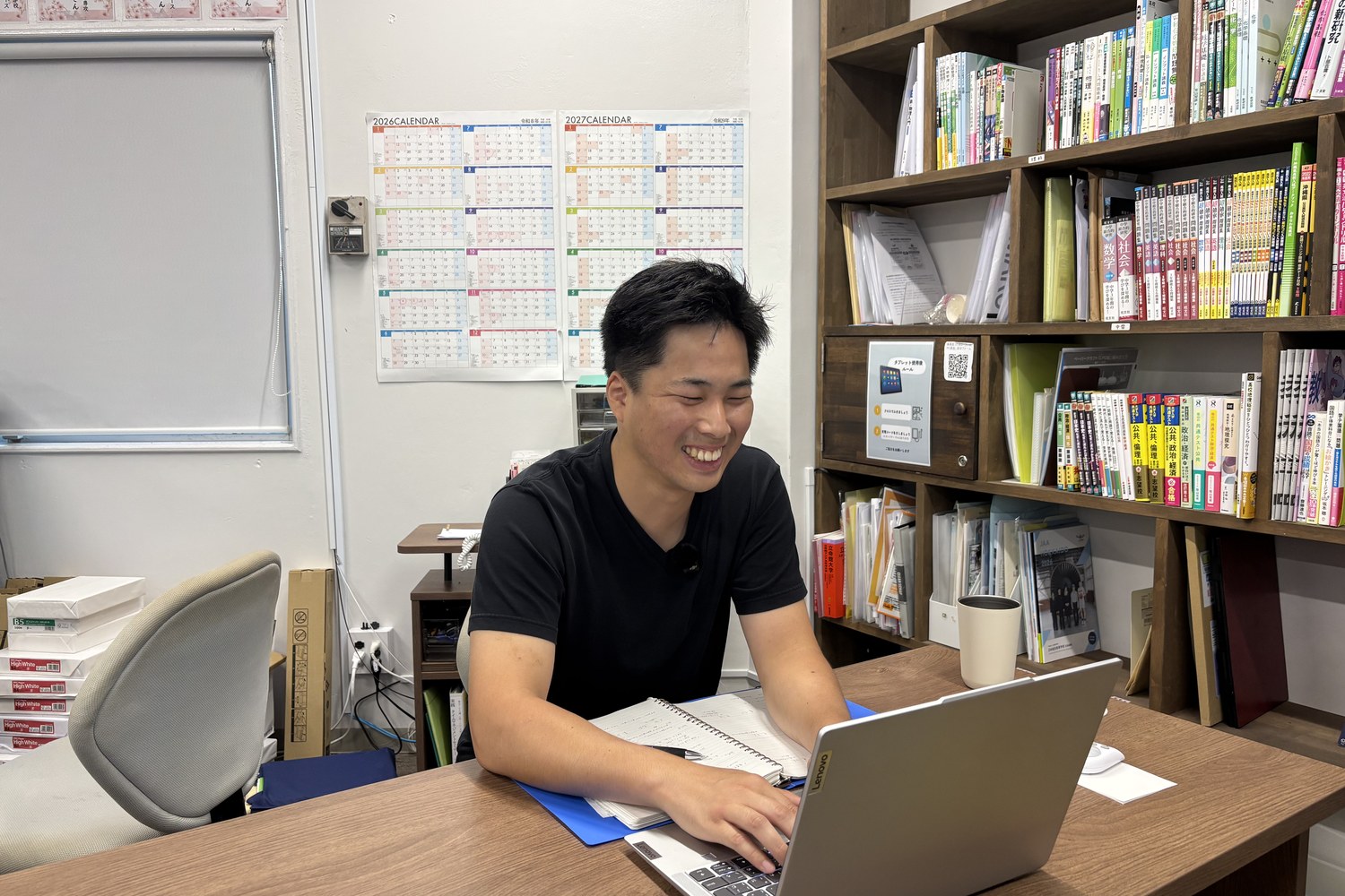 パソコンに向かう牧野さん