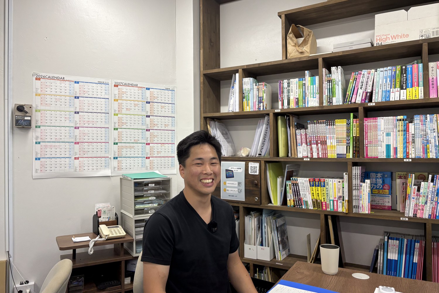 本棚を背にした牧野さん