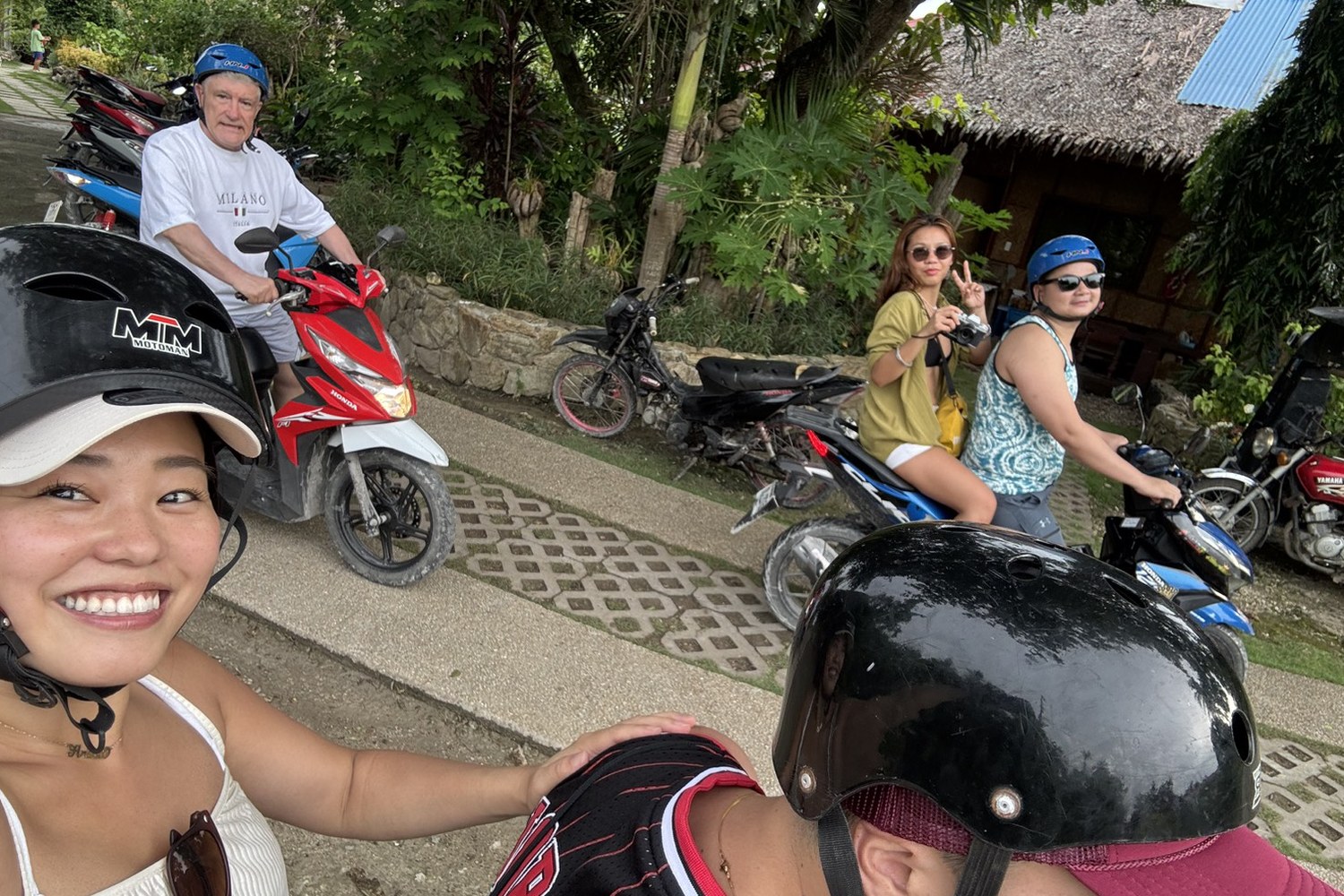 海外でバイクの前に立つ槙野さんたち