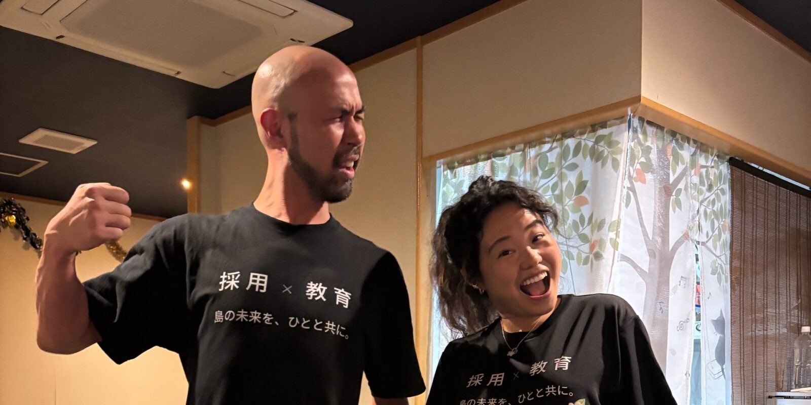 おそろいのTシャツを着て笑う2人