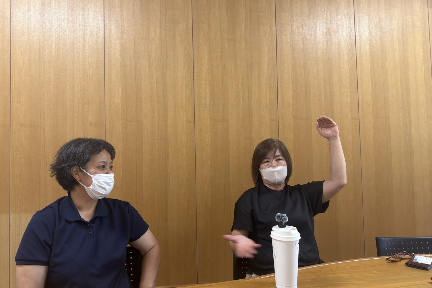 手を挙げて話す職員の方
