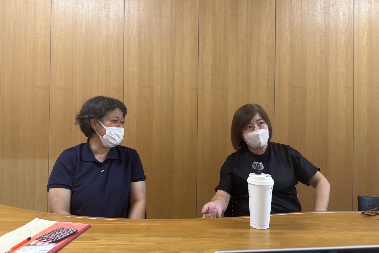並んで座って話すお二人