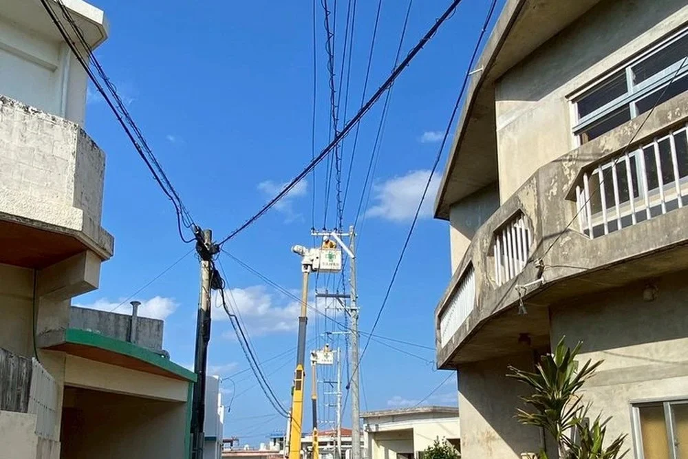 集落の細い道に入った作業車
