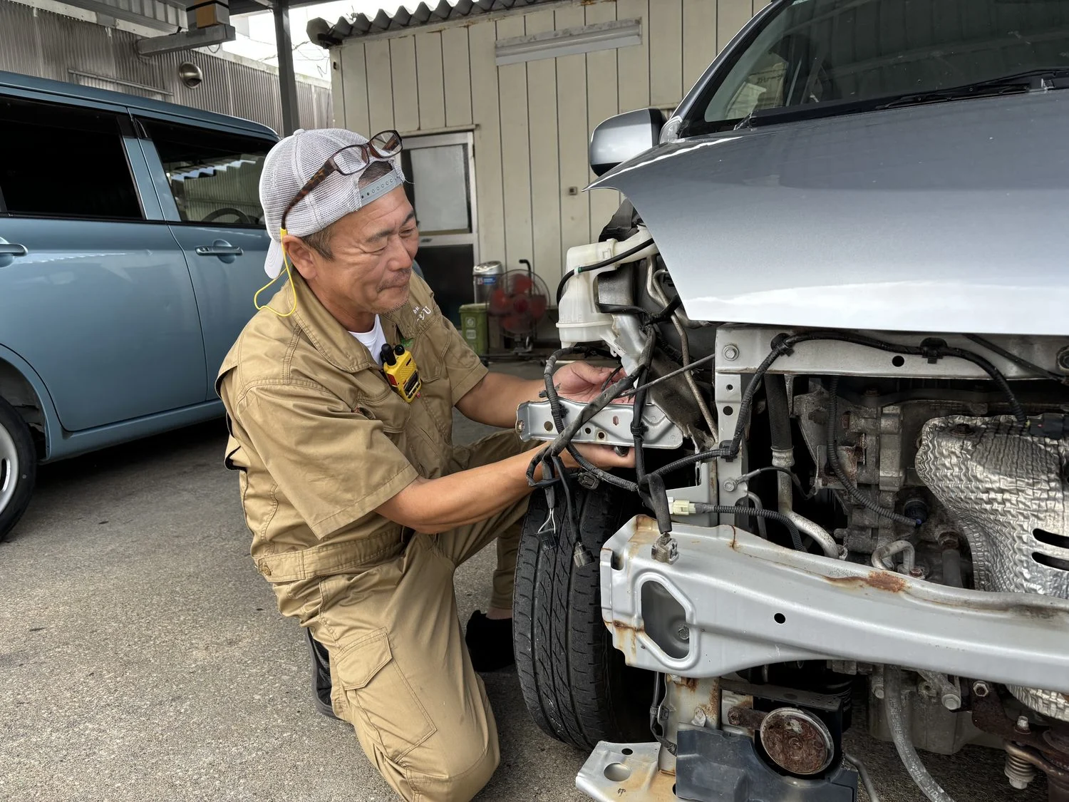 フロント周りを外した車。損傷が大きいものは日数も時間もかかる