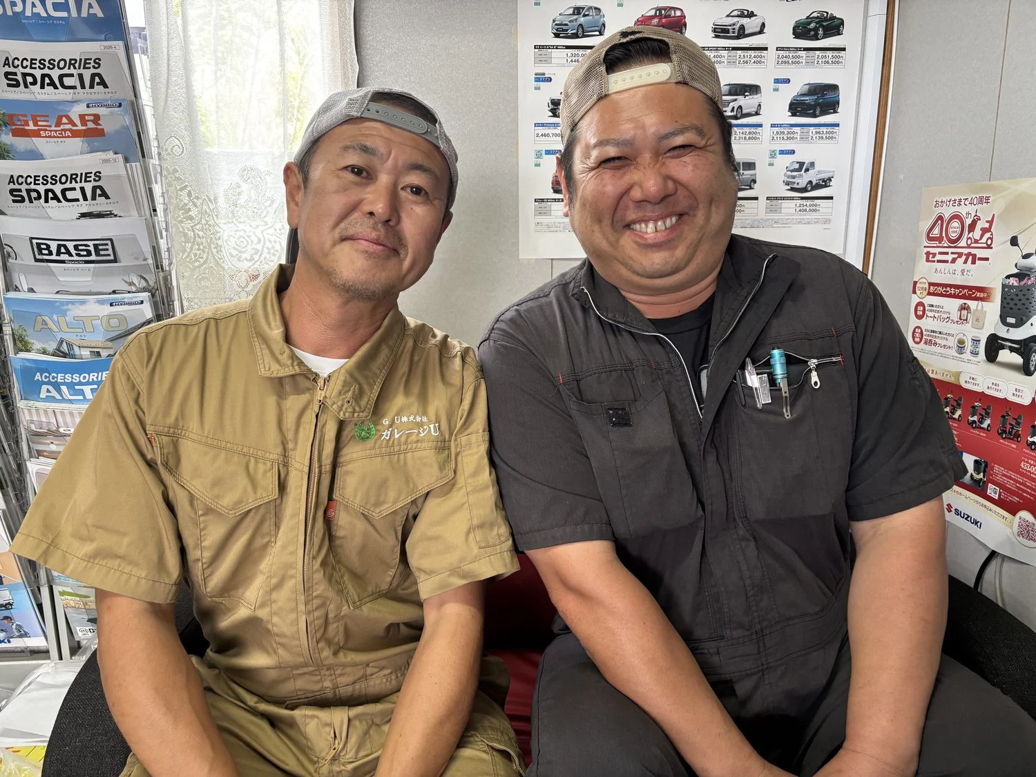 事務所にて。左がベージュのつなぎの半田さん