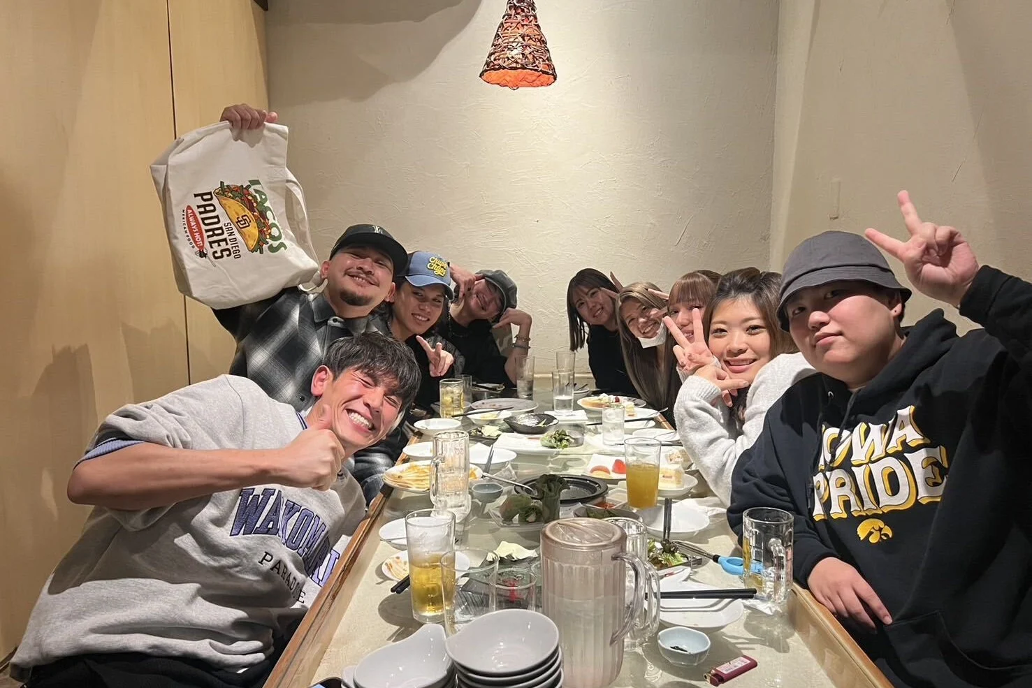 店のみんなで囲んだ食事の席