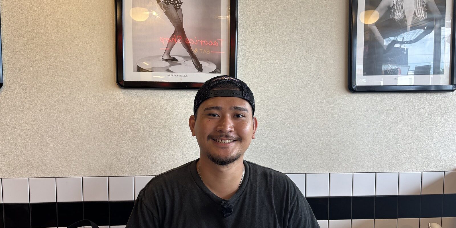 店内に座る店長の赤嶺さん