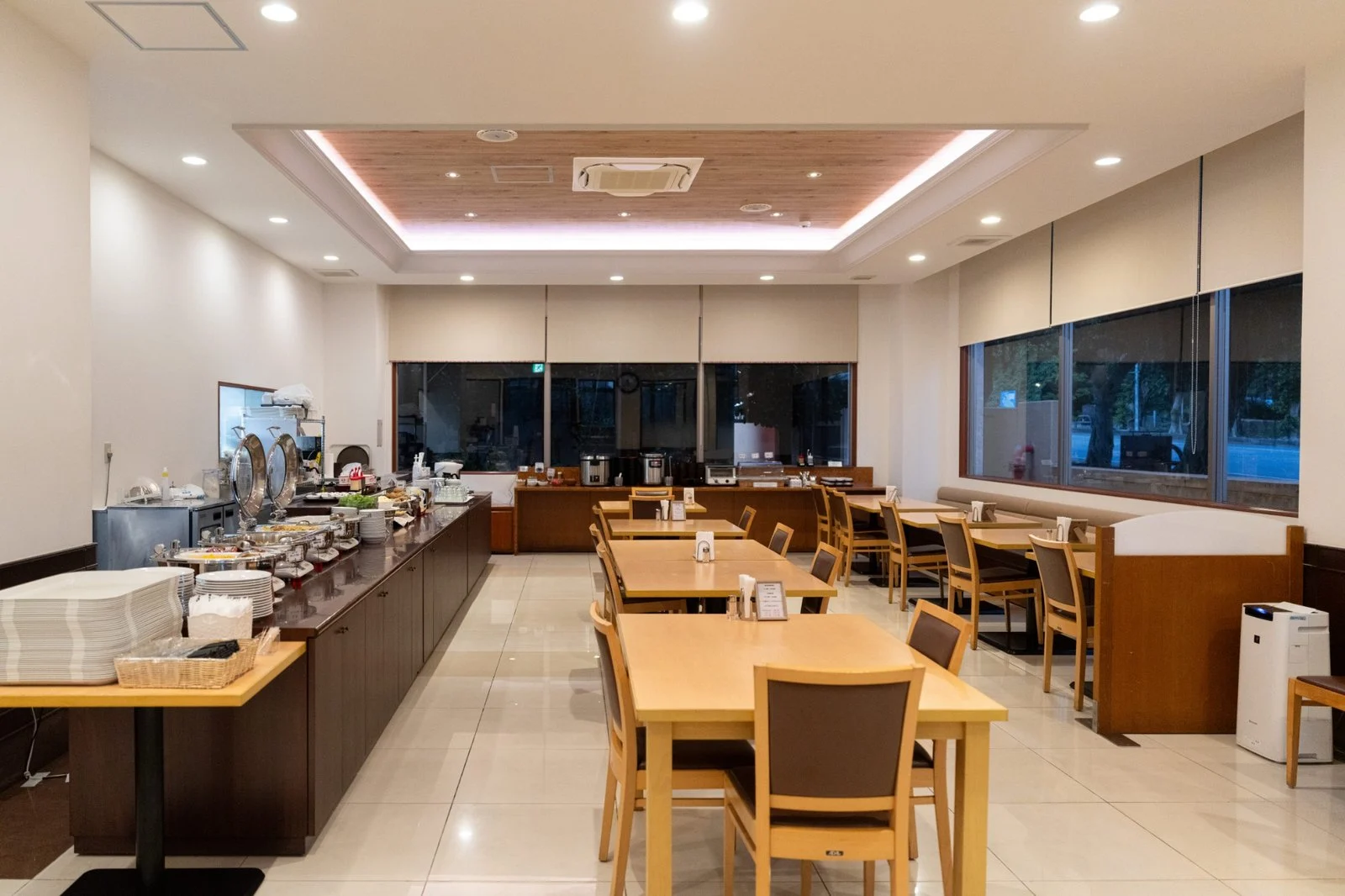 1階のレストラン。左がビュッフェ台で、昼は島の人が食べに来る