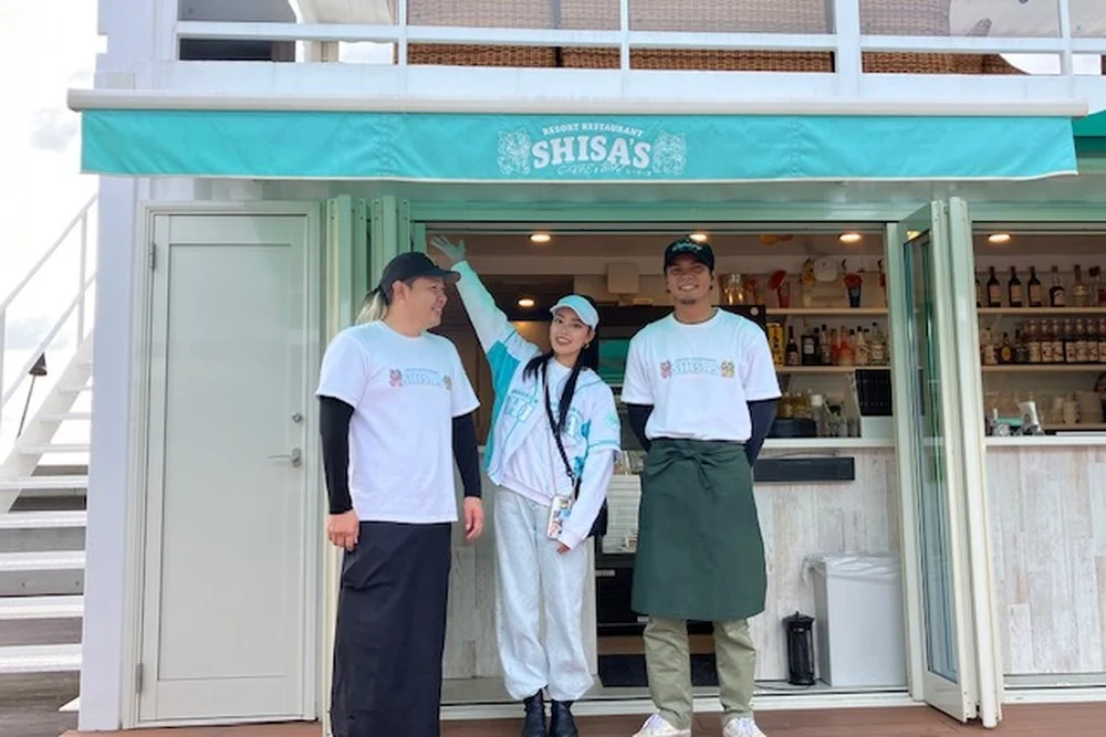 SHISA'Sの店先に立つスタッフ