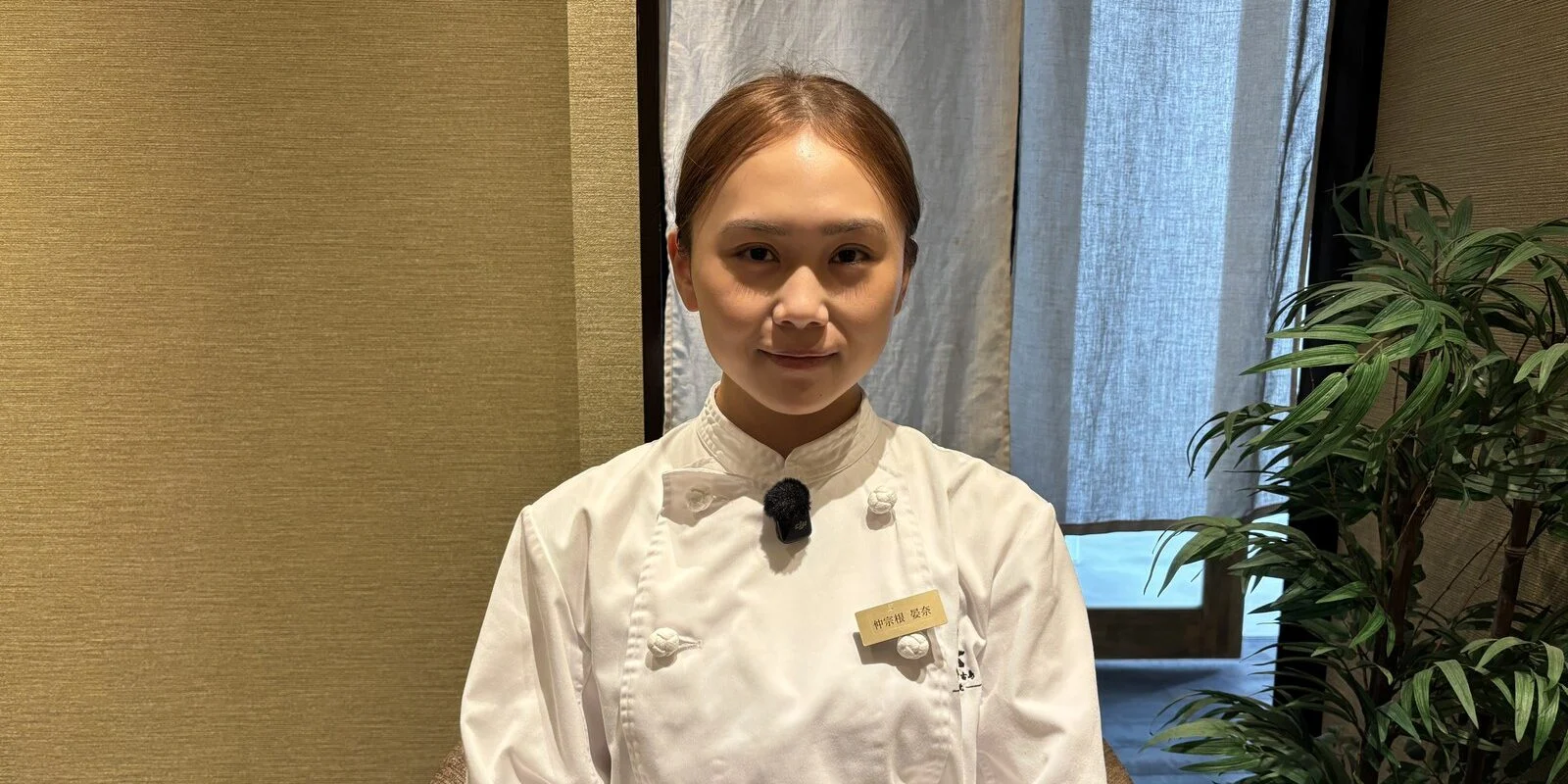 コック服姿の仲宗根さん（鉄板焼ステーキ集 宮古島 副店長）