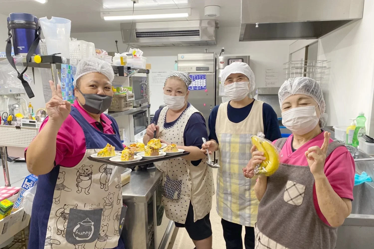 厨房のみなさん。職員の食事と、65歳以上の方への配食をつくっています