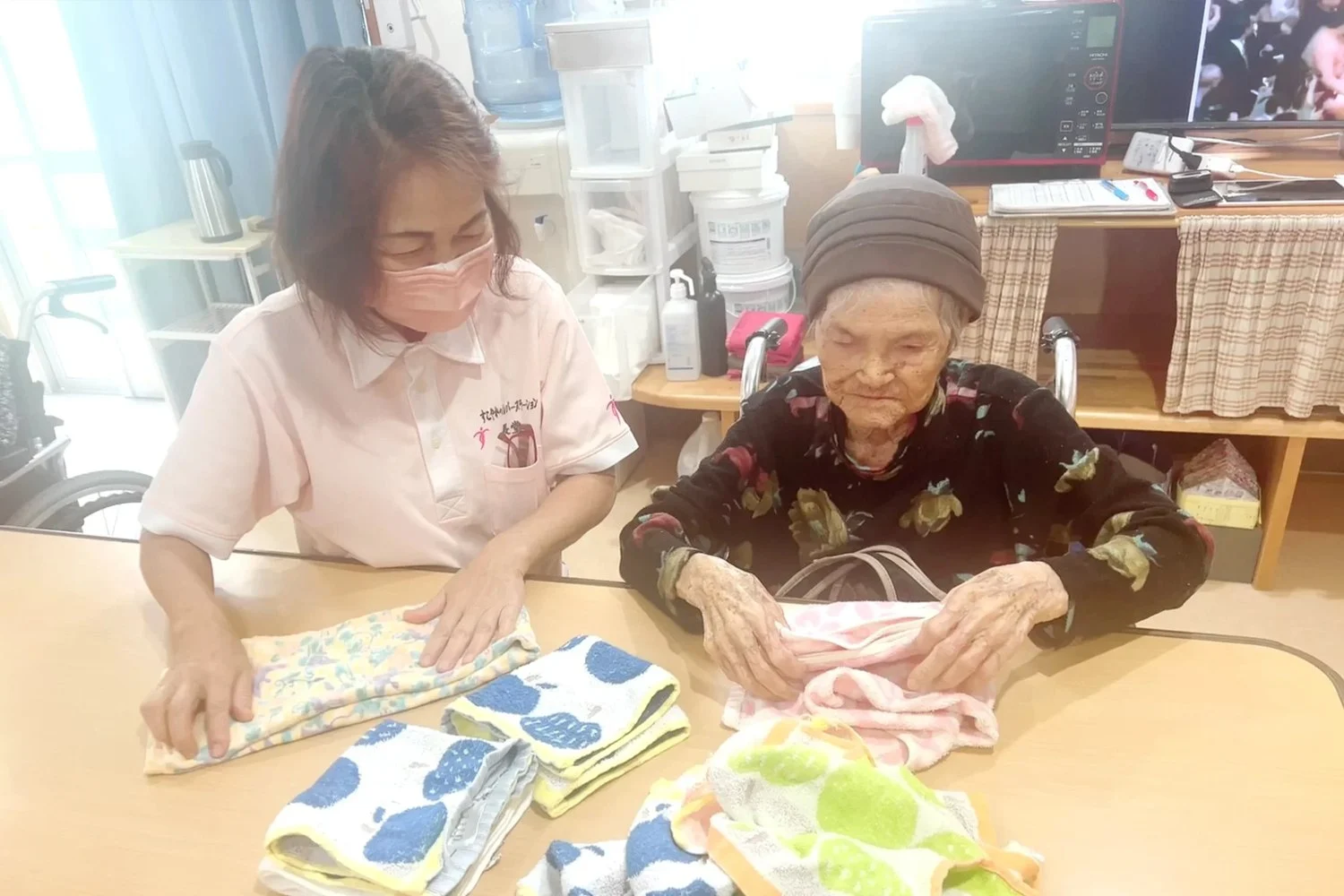 ヘルパーステーションの職員と利用者さん