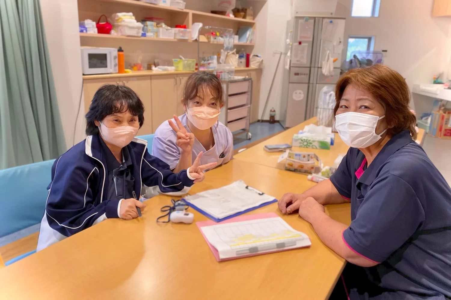 記録を囲んで話す職員のみなさん